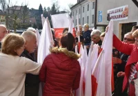 Rozdali mieszkańcom flagi - zbliża się "biało-czerwone" święto - zdjęcie główne