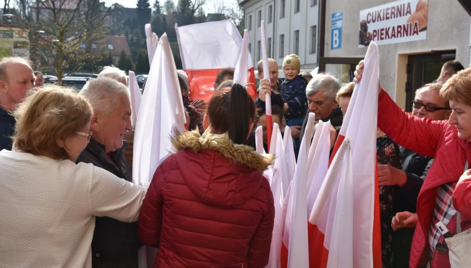 Rozdali mieszkańcom flagi - zbliża się "biało-czerwone" święto - zdjęcie 1