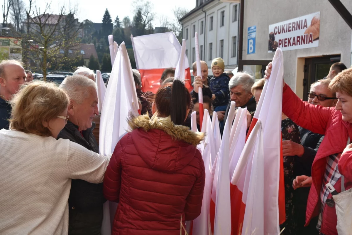 Rozdali mieszkańcom flagi - zbliża się "biało-czerwone" święto