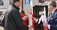 Rozdali mieszkańcom flagi - zbliża się "biało-czerwone" święto - zdjęcie 3