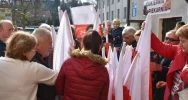 Rozdali mieszkańcom flagi - zbliża się "biało-czerwone" święto - zdjęcie 4