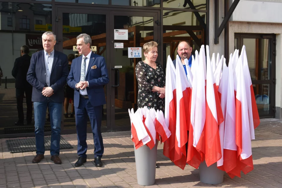 Rozdali mieszkańcom flagi - zbliża się "biało-czerwone" święto - zdjęcie 6