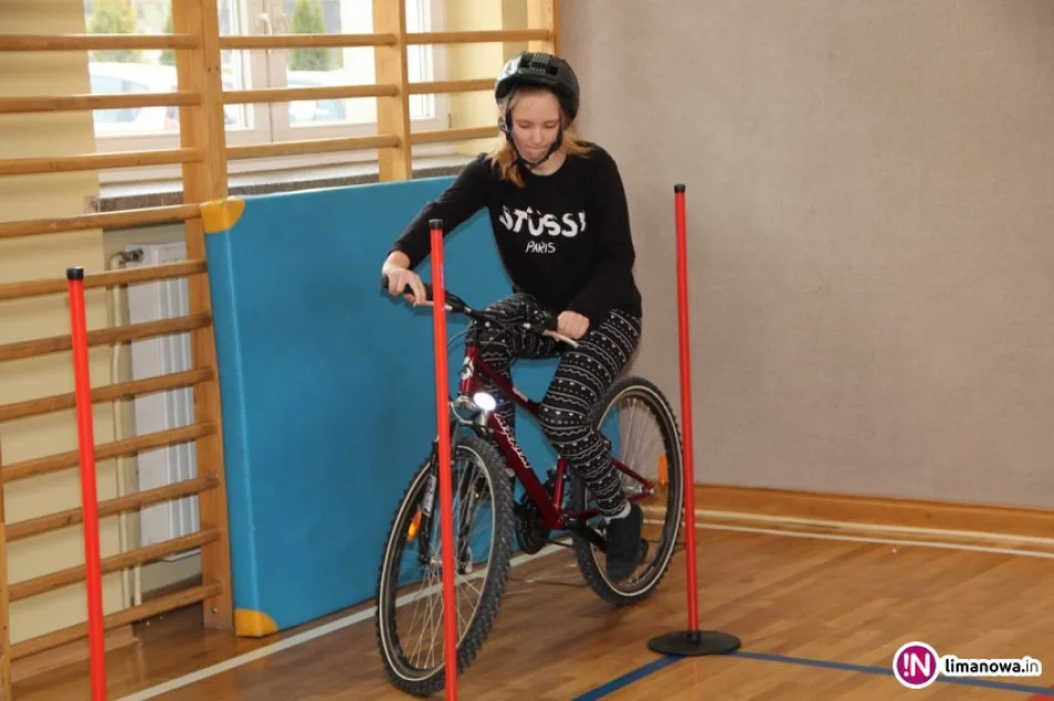 Uczniowie z Męciny zwycięzcami gminnego etapu Turnieju Wiedzy o Bezpieczeństwie w Ruchu Drogowym - zdjęcie 3