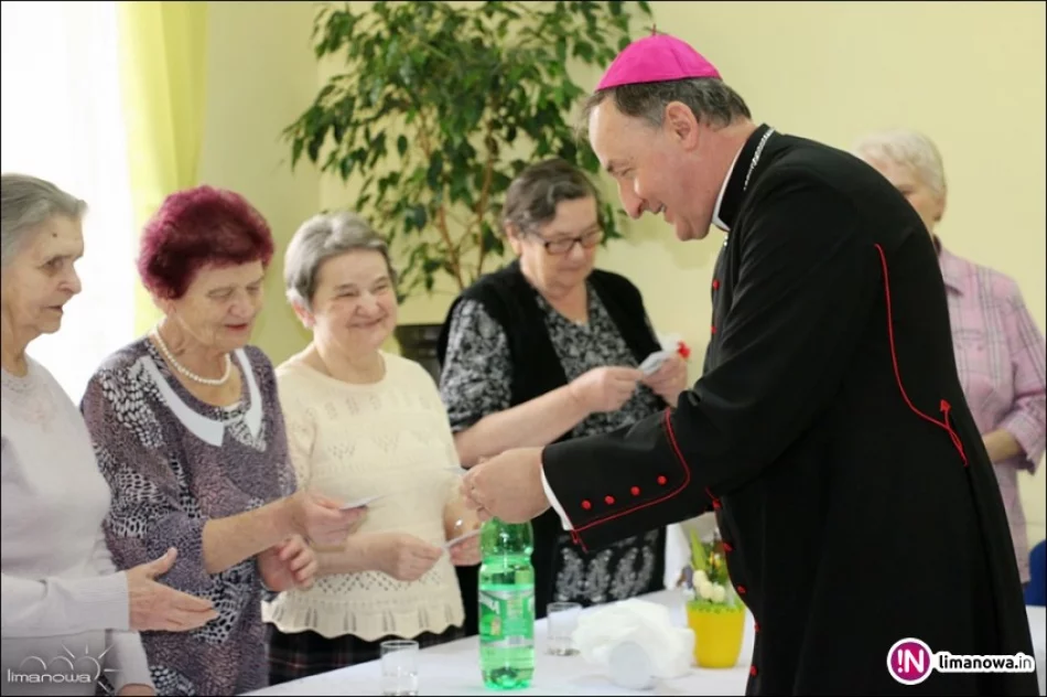 Wizyta Biskupa w Dziennym Domu 'Senior-WIGOR” - zdjęcie 4