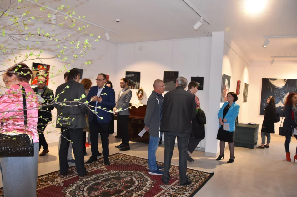 W czwartek 28 kwietnia w Miejskiej Galerii Sztuki odbył się wernisaż wystawy Damiana Wróbla pod tytułem ,,Uczta’’ - zdjęcie 7