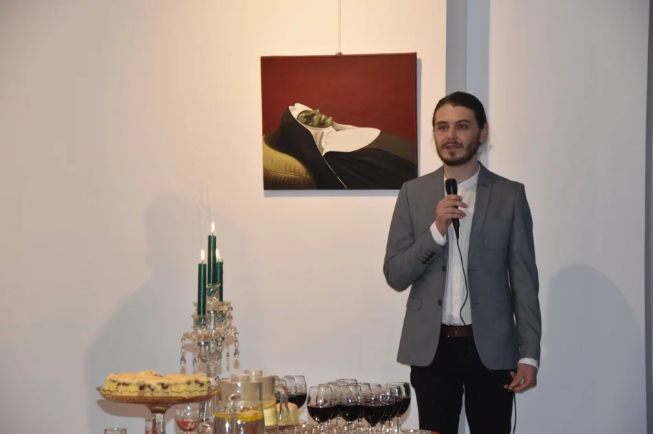 W czwartek 28 kwietnia w Miejskiej Galerii Sztuki odbył się wernisaż wystawy Damiana Wróbla pod tytułem ,,Uczta’’ - zdjęcie 8