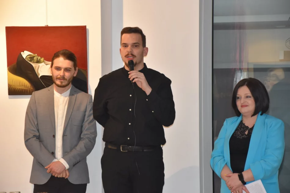 W czwartek 28 kwietnia w Miejskiej Galerii Sztuki odbył się wernisaż wystawy Damiana Wróbla pod tytułem ,,Uczta’’ - zdjęcie 10