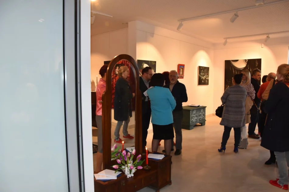 W czwartek 28 kwietnia w Miejskiej Galerii Sztuki odbył się wernisaż wystawy Damiana Wróbla pod tytułem ,,Uczta’’ - zdjęcie 11