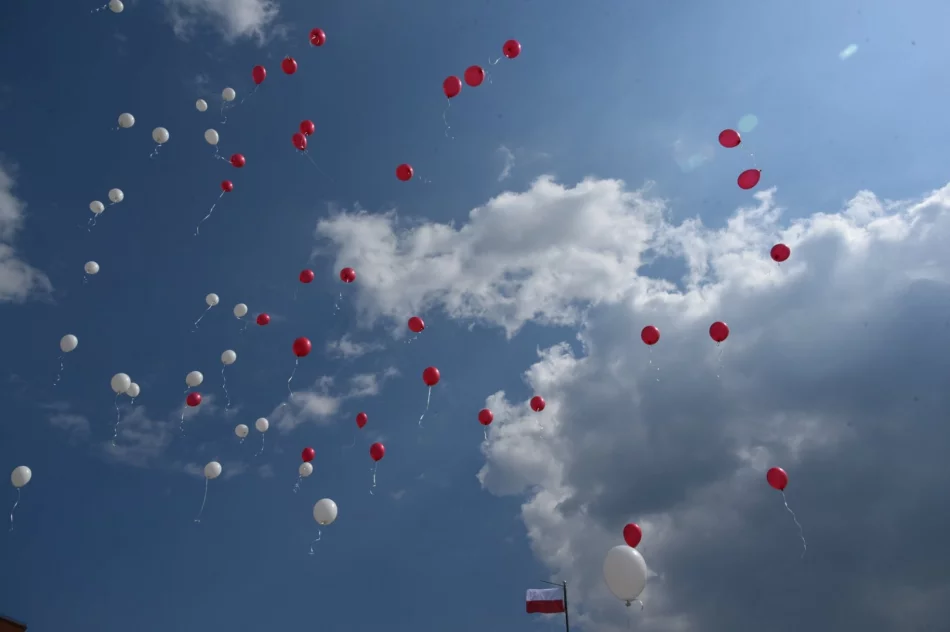 Biało-czerwone niebo nad Limanową - zdjęcie 11