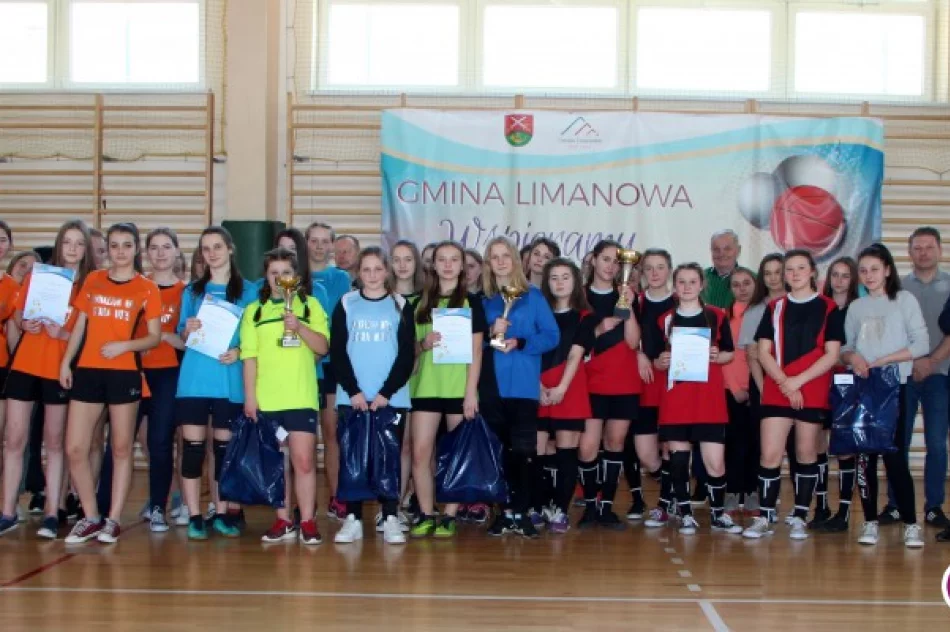 Dziewczęta z Rupniowa nowymi mistrzyniami piłki ręcznej - zdjęcie 2