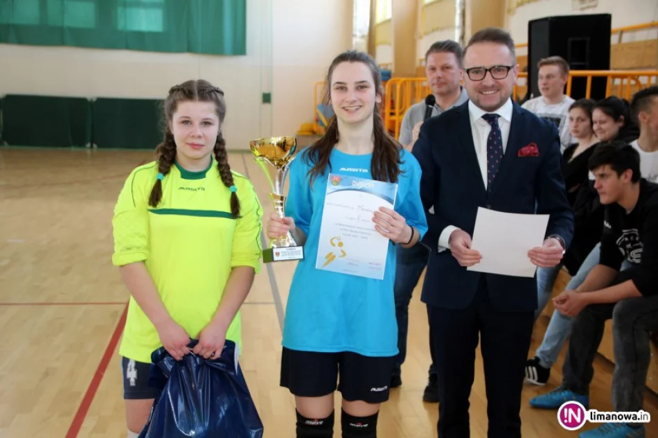 Dziewczęta z Rupniowa nowymi mistrzyniami piłki ręcznej - zdjęcie 3