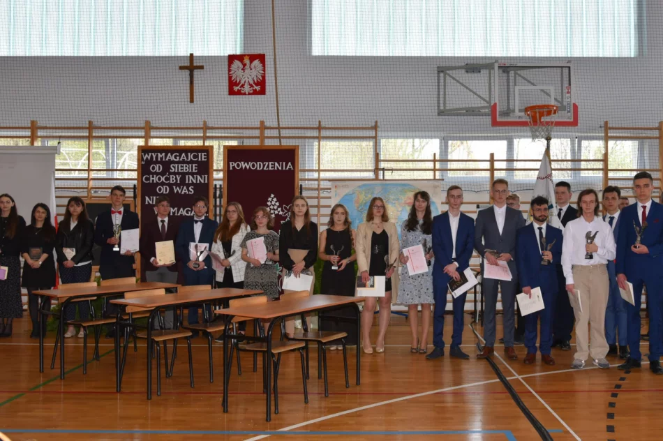 W powiatowych szkołach pożegnano maturzystów - zdjęcie 2