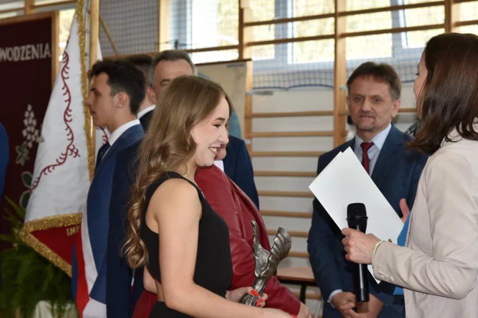 W powiatowych szkołach pożegnano maturzystów - zdjęcie 3