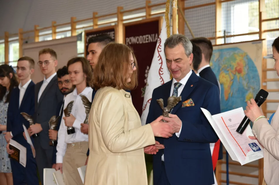 W powiatowych szkołach pożegnano maturzystów - zdjęcie 4