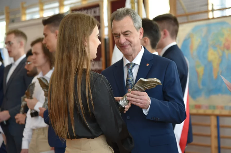W powiatowych szkołach pożegnano maturzystów - zdjęcie 5