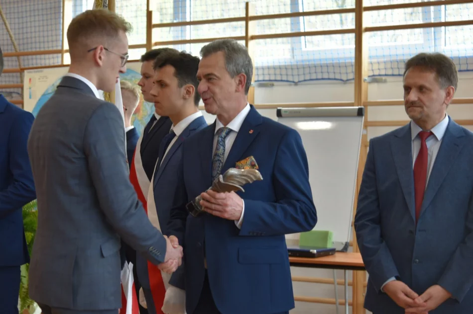 W powiatowych szkołach pożegnano maturzystów - zdjęcie 7