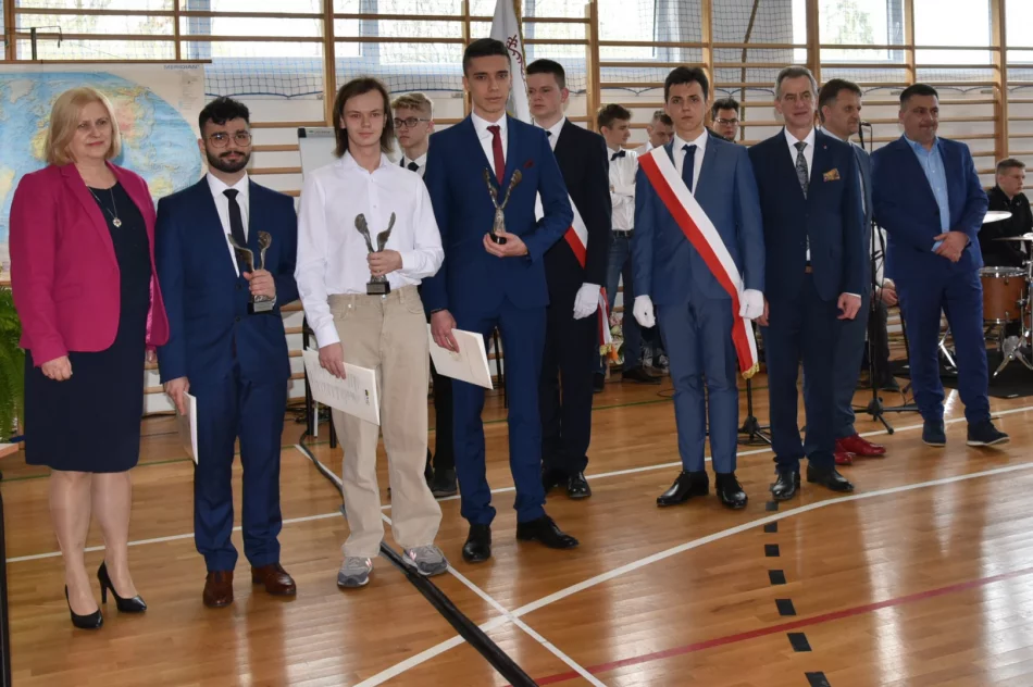 W powiatowych szkołach pożegnano maturzystów - zdjęcie 8