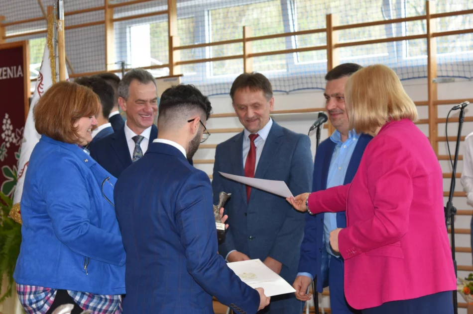 W powiatowych szkołach pożegnano maturzystów - zdjęcie 9