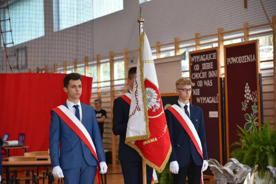 W powiatowych szkołach pożegnano maturzystów - zdjęcie 11