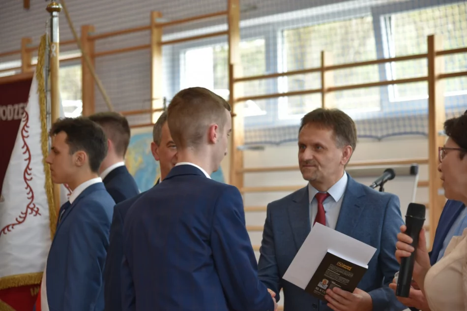 W powiatowych szkołach pożegnano maturzystów - zdjęcie 12