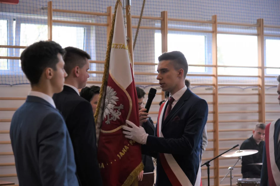 W powiatowych szkołach pożegnano maturzystów - zdjęcie 13