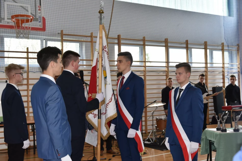 W powiatowych szkołach pożegnano maturzystów - zdjęcie 14