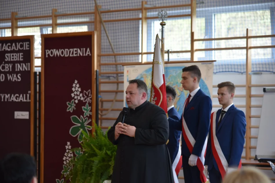 W powiatowych szkołach pożegnano maturzystów - zdjęcie 15