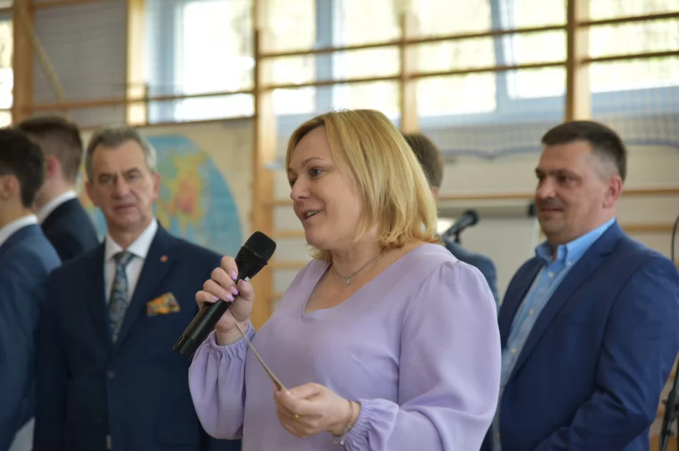 W powiatowych szkołach pożegnano maturzystów - zdjęcie 16