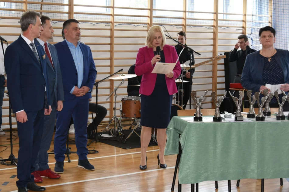 W powiatowych szkołach pożegnano maturzystów - zdjęcie 17