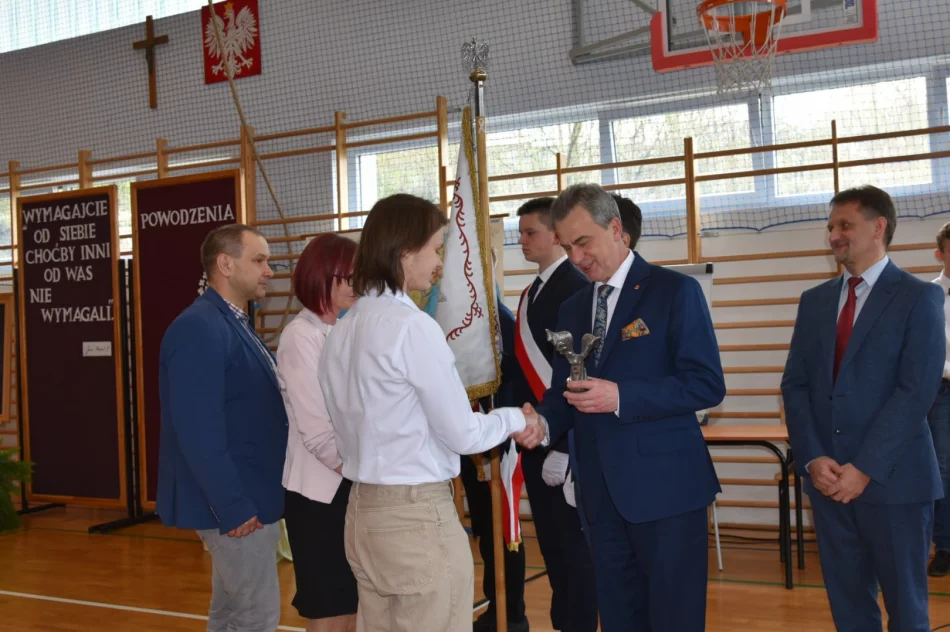 W powiatowych szkołach pożegnano maturzystów - zdjęcie 18