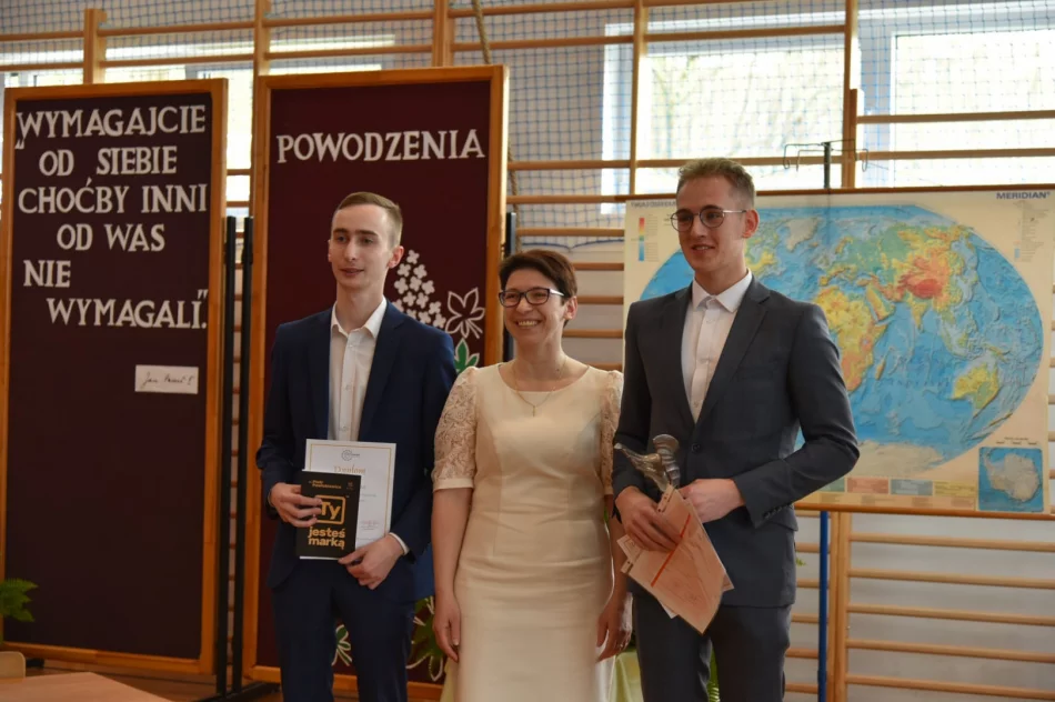 W powiatowych szkołach pożegnano maturzystów - zdjęcie 19