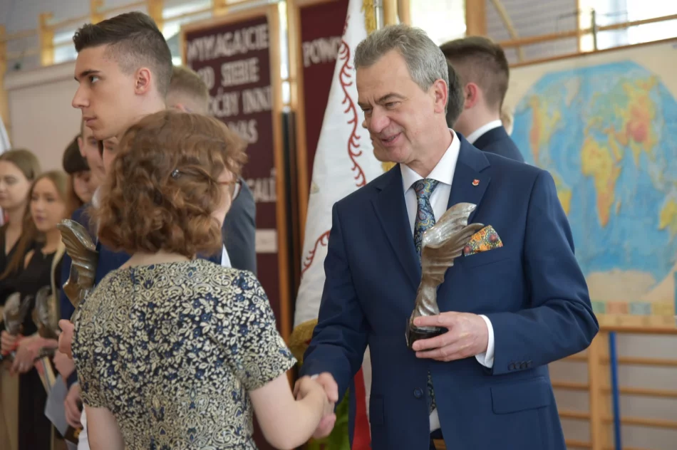 W powiatowych szkołach pożegnano maturzystów - zdjęcie 20