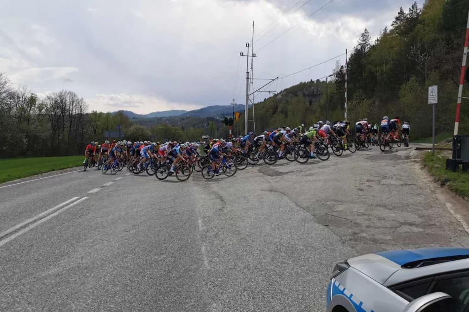 Policjanci zabezpieczali kolarskie zmagania - zdjęcie 2