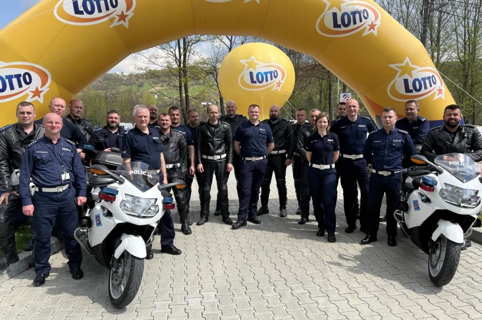 Policjanci zabezpieczali kolarskie zmagania - zdjęcie 8