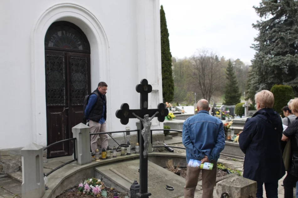 Przez trzy godziny zwiedzali nekropolię - zdjęcie 2