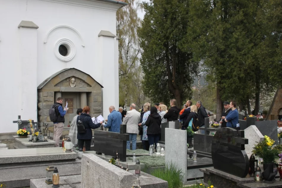 Przez trzy godziny zwiedzali nekropolię - zdjęcie 3