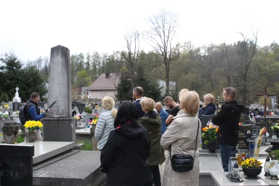Przez trzy godziny zwiedzali nekropolię - zdjęcie 4
