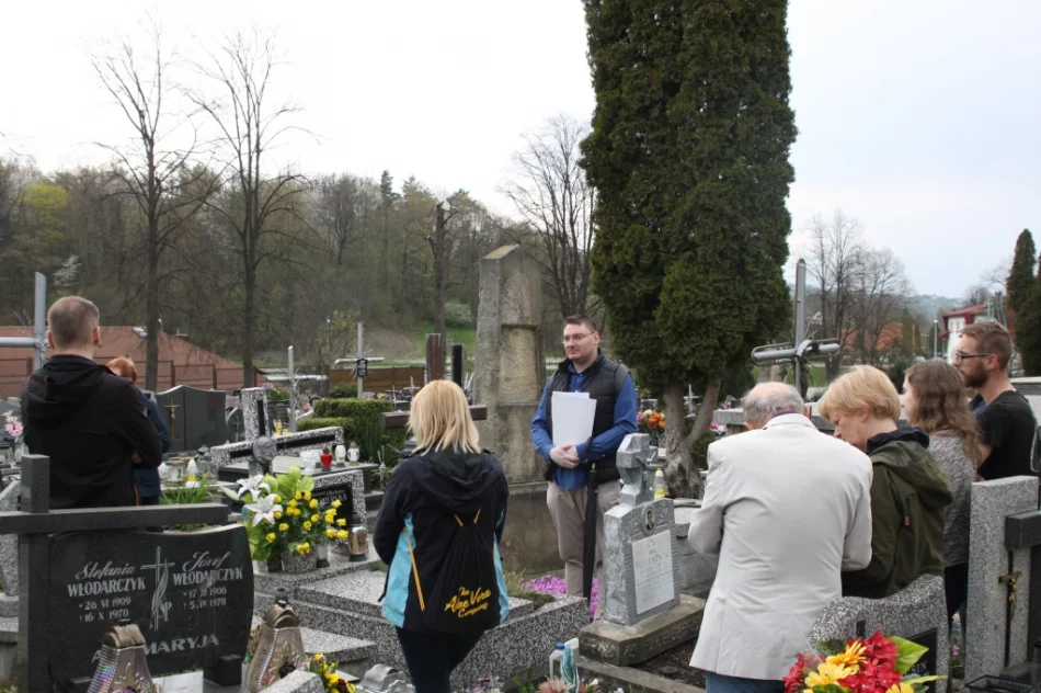 Przez trzy godziny zwiedzali nekropolię - zdjęcie 5