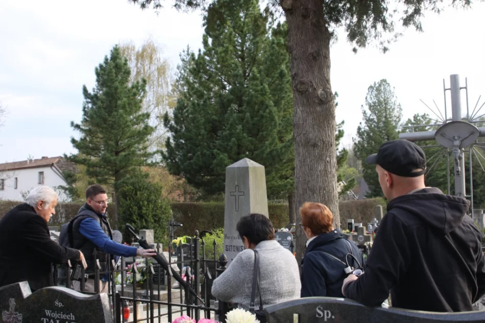 Przez trzy godziny zwiedzali nekropolię - zdjęcie 7