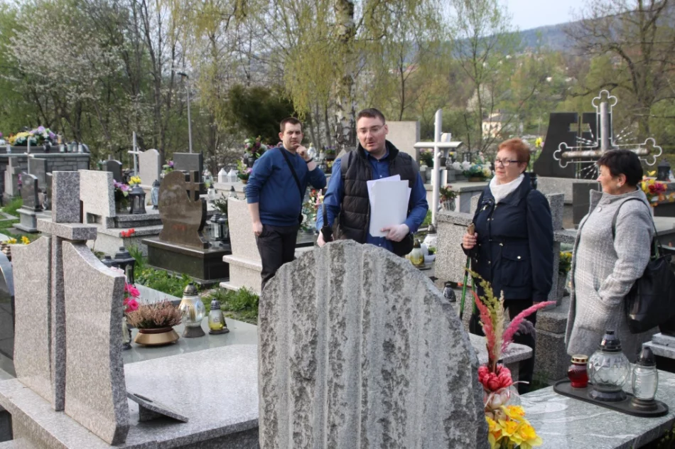 Przez trzy godziny zwiedzali nekropolię - zdjęcie 8