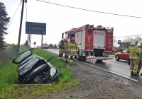 Samochód wypadł z jezdni i uderzył w przepust - zdjęcie główne