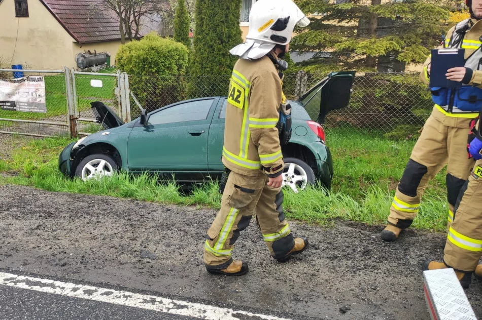 Samochód wypadł z jezdni i uderzył w przepust - zdjęcie 2