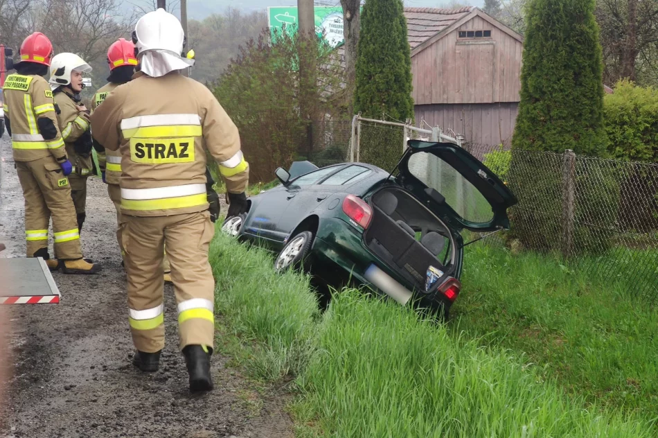 Samochód wypadł z jezdni i uderzył w przepust - zdjęcie 4