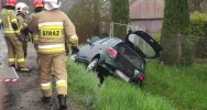 Samochód wypadł z jezdni i uderzył w przepust - zdjęcie 4