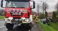 Samochód wypadł z jezdni i uderzył w przepust - zdjęcie 5