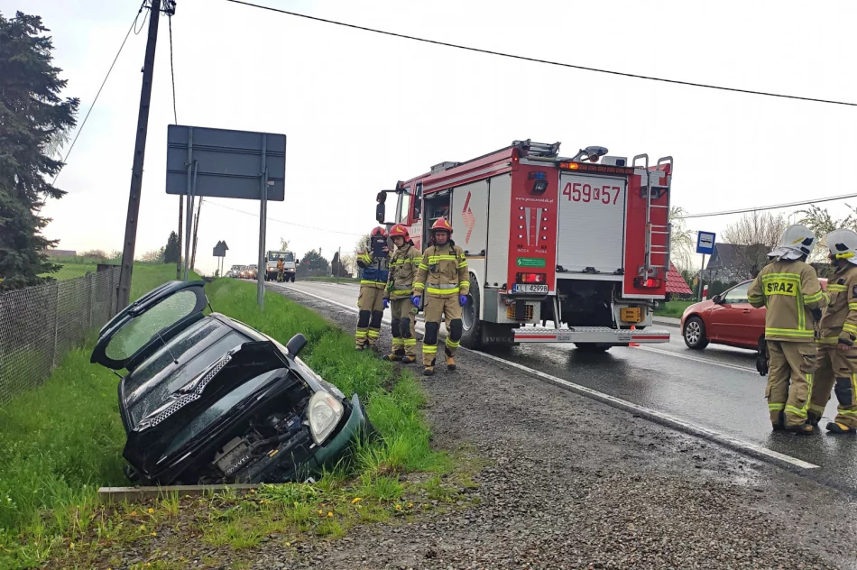 Samochód wypadł z jezdni i uderzył w przepust - zdjęcie 6