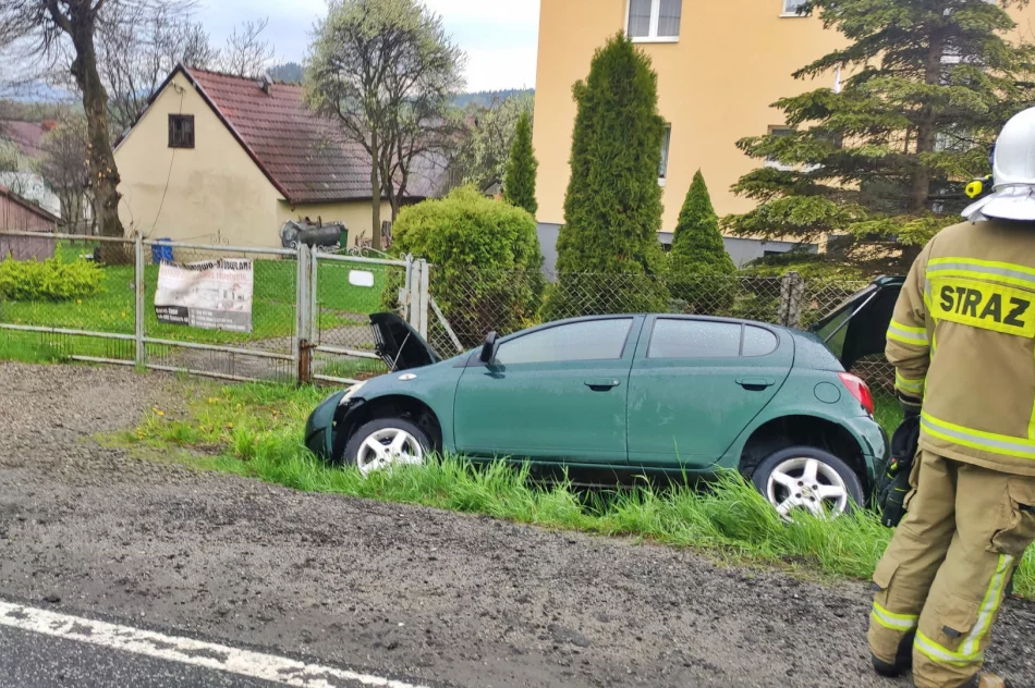 Samochód wypadł z jezdni i uderzył w przepust - zdjęcie 7