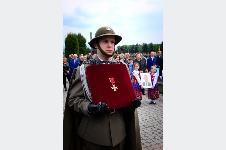 Ostatnie pożegnanie Józefa Leśniaka.  Był wielkim, wspaniałym patriotą oddanym sprawom Polski - mówił premier - zdjęcie 9