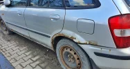 Wrak pełen śmieci - od 2 lat nie mogą usunąć go z parkingu - zdjęcie 2
