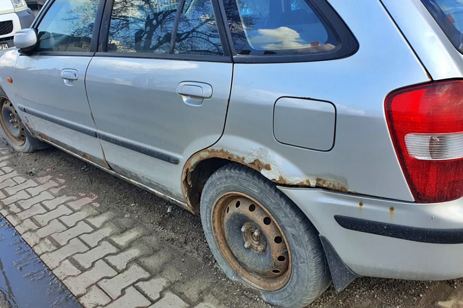 Wrak pełen śmieci - od 2 lat nie mogą usunąć go z parkingu - zdjęcie 2